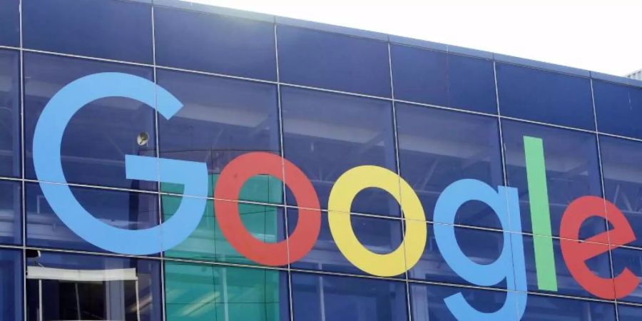 Das Logo von Google an der Fassade des Hauptsitzes des Mutterkonzerns Alphabet in Mountain View. Foto: Jeff Chiu/AP/dpa