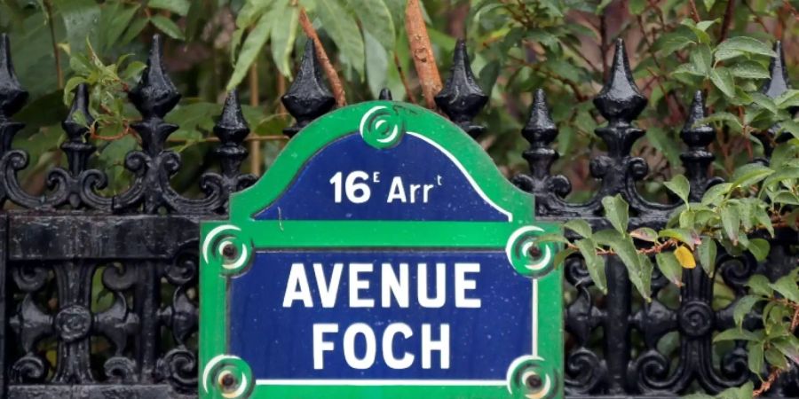 Sarkisow hat eine Luxusbleibe in der Avenue Foch