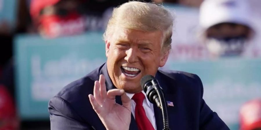 Donald Trump, Präsident der USA, bei einer Wahlkampfveranstaltung am internationalen Flughafen Tucson im Bundesstaat Arizona. Foto: Ross D. Franklin/AP/dpa
