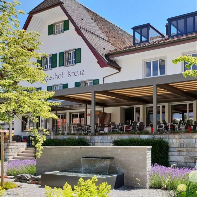 Auch auf der Aussenterasse kann man sich in Kappel verwöhnen lassen. Gasthof Kreuz