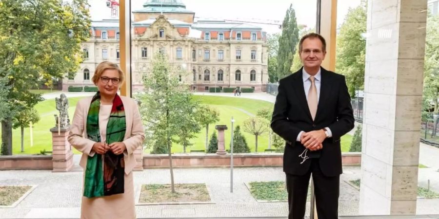 Nach einer Jubiläumsveranstaltung zu 70 Jahre Bundesgerichtshof (BGH) und Generalbundesanwalt beim Bundesgerichtshof stehen Bettina Limperg, Präsidentin des Bundesgerichtshofs, und Generalbundesanwalt Peter Frank zusammen im Bundesgerichtshof (BGH). Foto: Uli Deck/dpa