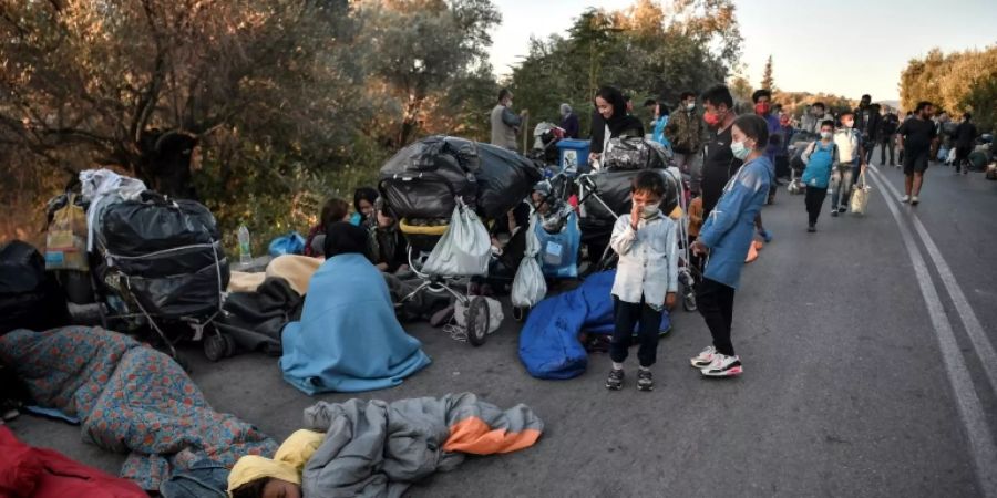 Nacht auf der Strasse: Flüchtlinge am Donnerstag auf Lesbos