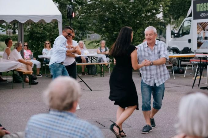 Mit den langsam abnehmenden Temperaturen kommt die Energie in Dübendorf zurück. Elias Bernet Blues Band