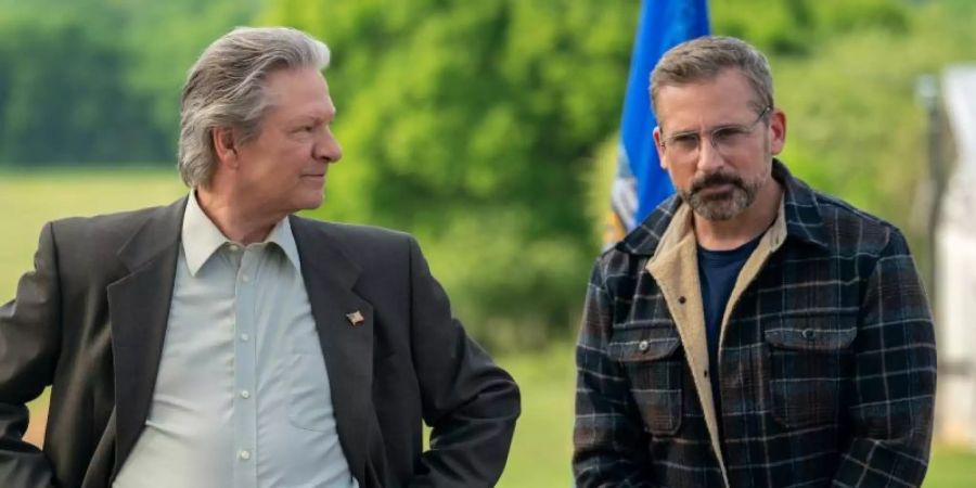 Top-Stratege Gary Zimmer (Steve Carell) unterstützt den Farmer Jack Hastings (Chris Cooper). Foto: Daniel Mcfadden/Universal Pictures (UIP)/dpa