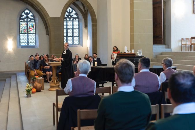 Pfarrer Ruedi Gebhard begrüsst den Jodlerklub in der Stadtkirche.