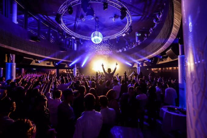 Partygänger feiern im Vegas Club in Luzern. Maskenpflicht Clubs