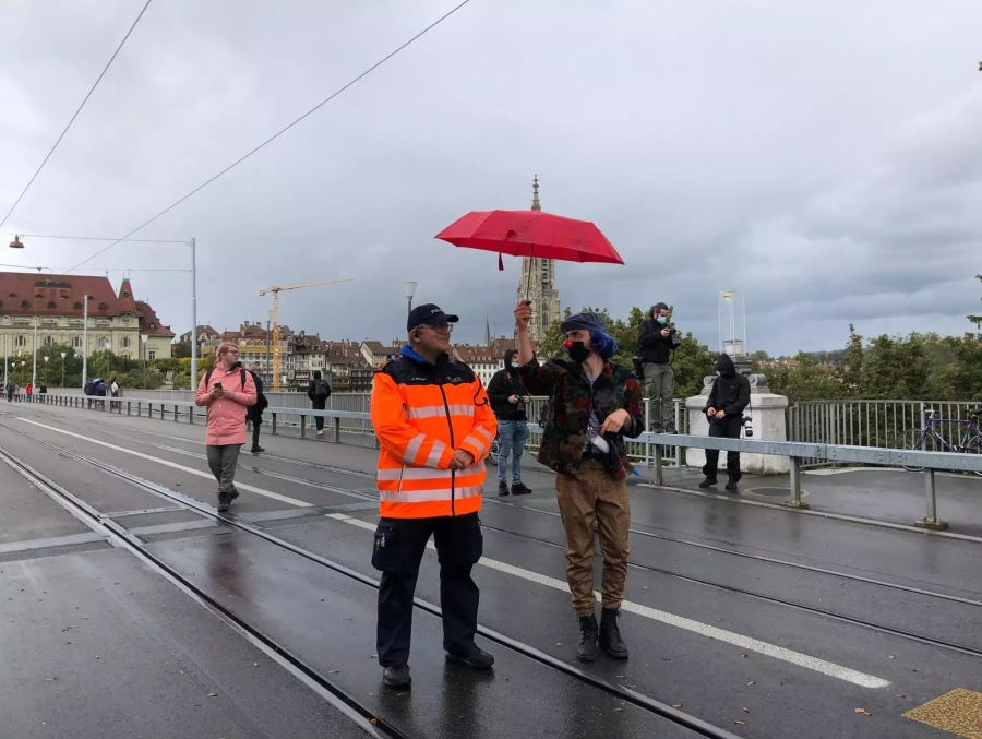 Die unbewilligte Demonstration verläuft friedlich.