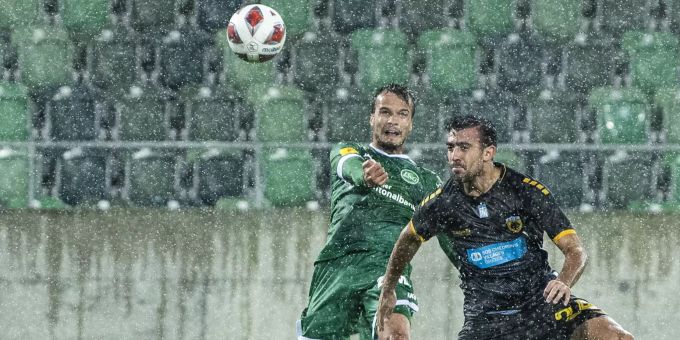 Jeremy Guillemenot (FC St.Gallen) gegen Stratos Svarnas (AEK Athen). FC St.Gallen AEK Athen