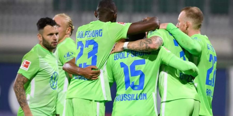 Wolfsburgs Spieler jubeln - doch auf dem Weg in die Gruppenphase wartet noch AEK Athen. Foto: Swen Pförtner/dpa