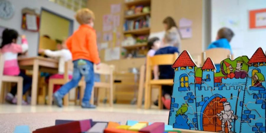 Abwägen zwischen Infektionsschutz und pädagogischem und sozialem Auftrag: Dürfen Eltern ihren Kinder auch bei leichten Erkältungssymptomen in Kita und Schule schicken?. Foto: Monika Skolimowska/dpa