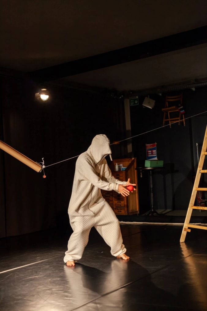 Jeanine Ebnöther jongliert gekonnt mit Bällen während der Performance