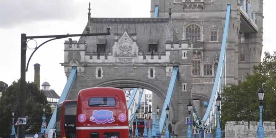 Fahrzeuge stehen auf der Zufahrtsstrasse der Tower Bridge im Stau, nachdem die Brücke geöffnet wurde. Foto: Victoria Jones/PA Wire/dpa