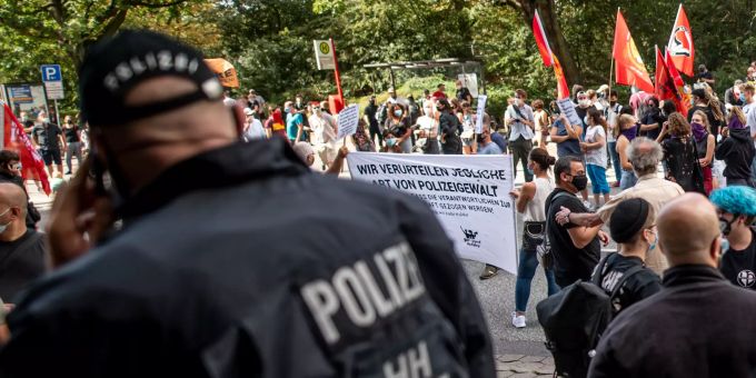 Polizisten begleiten die Kundgebung «Gemeinsam gegen rassistische Polizeigewalt!». Hintergrund für die Demonstration ist ein Polizeieinsatz in der Neustadt, der für Diskussionen gesorgt hatte. Kundgebung