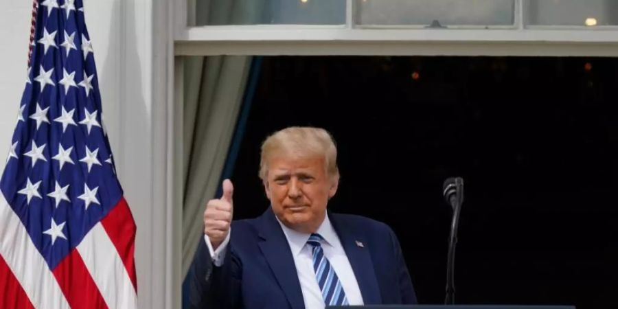 Donald Trump hatte bei Twitter in Bezug auf das Coronavirus geschrieben: «Ich kann es nicht bekommen (immun) und kann es nicht weitergeben.». Foto: Alex Brandon/AP/dpa
