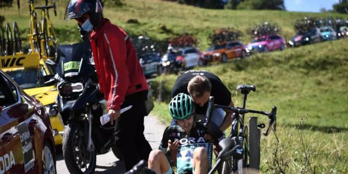 Musste bei der Dauphiné-Rundfahrt nach einem Sturz aussteigen: Emanuel Buchmann (M) vom Team von Bora-hansgrohe. Foto: Anne-Christine Poujoulat/AFP/dpa Musste bei der Dauphiné-Rundfahrt nach einem Sturz aussteigen: Emanuel Buchmann (M) vom Team von Bora-hansgrohe. Foto: Anne-Christine Poujoulat/AFP/dpa
