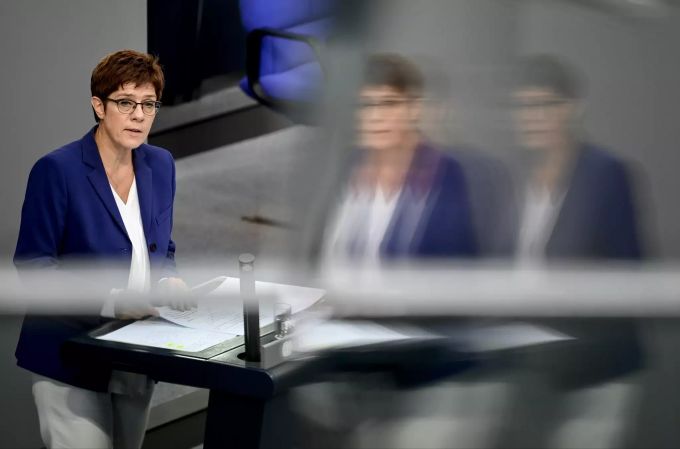 Annegret Kramp-Karrenbauer (CDU), Verteidigungsministerin, spricht zu den Abgeordneten in der Haushaltswoche im Bundestag. Im Bundestag wird der Gesetzentwurf der Bundesregierung für das Haushaltsgesetz 2021 beraten. Bundestag - Haushaltswoche
