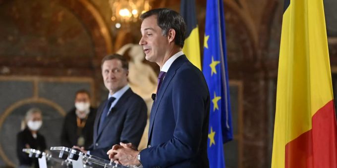 Alexander De Croo (r), Vorsitzender der Open VLD, spricht bei einer Pressekonferenz gemeinsam mit dem zweiten offiziellen Unterhändler der Regierungsbildung, dem wallonischen Sozialdemokraten Paul Magnette (l). Der flämische Liberale De Croo soll neuer Ministerpräsident von Belgien werden. Zuvor hatten sich sieben Parteien auf eine sozialliberale sogenannte Vivaldi-Koalition geeinigt. 30.09.2020, Belgien, Brüssel Regierungskoalition in Belgien