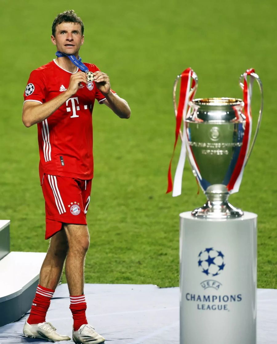 Thomas Müller zeigt seine Sieger-Medaille.