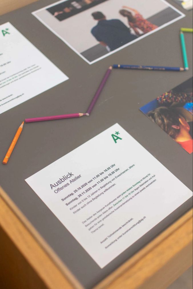 In einer Vitrine sind werden Projekte von vorherigen Atelier-Tagen gezeigt.