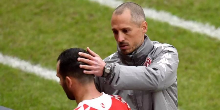 Der Mainzer Trainer Jan-Moritz Lichte tröstet seinen Spieler Levin Öztunali. Foto: Torsten Silz/dpa