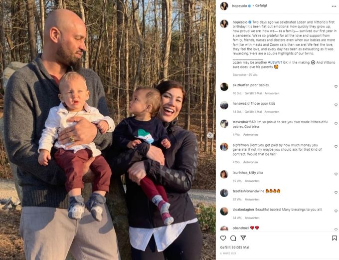 Hope Solo mit ihrem Mann Jerramy Stevens und den beiden Zwillingen. Hope Solo