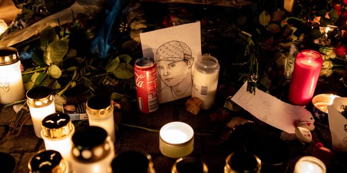 Ein gezeichnetes Porträt, Blumen und Kerzen liegen an einer provisorischen Gedenkstätte, wo der schwedische Rapper Einar 2021 erschossen wurde. Ein gezeichnetes Porträt, Blumen und Kerzen liegen an einer provisorischen Gedenkstätte, wo der schwedische Rapper Einar 2021 erschossen wurde.