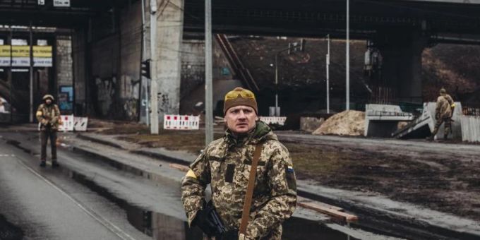 Ein ukrainischer bewaffneter Mann kontrolliert eine Strasse in Kiew. Russische Truppen rücken immer weiter auf die Hauptstadt Kiew vor. Foto: Diego Herrera/EUROPA PRESS/dpa Kiew
