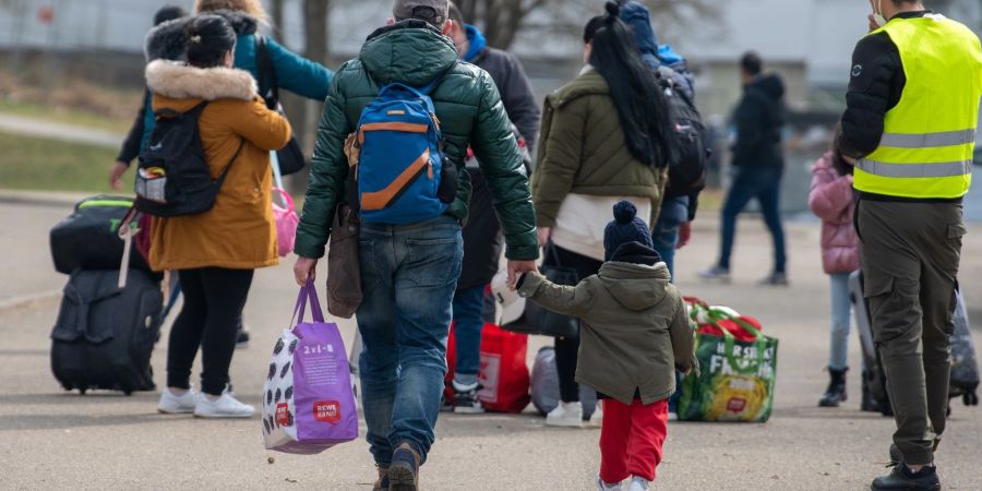 Neuankömmlinge gehen in der Landeserstaufnahmestelle (LEA) in Ellwangen zu ihrem Quartier. Die LEA ist für viele Geflüchtete der erste Anlaufpunkt in Baden-Württemberg, bevor sie auf die Gemeinden im Land verteilt werden.