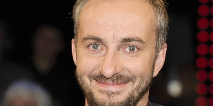 Jan Böhmermann hat sich mit Corona angesteckt.