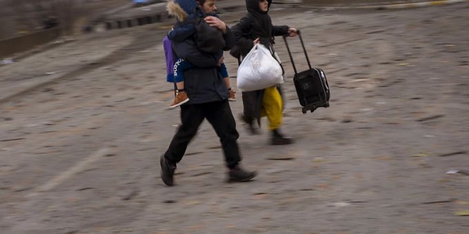 Eine ukrainische Familie flieht aus Irpin am Stadtrand von Kiew. fluchtkorridor