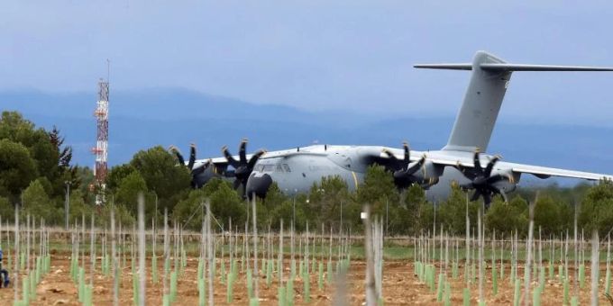 Ein Flugzeug der spanischen Luftwaffe holt am Freitag die Waffenlieferung für die Ukraine ab. Foto: Luis Vizcaíno/EUROPA PRESS/dpa Ein Flugzeug der spanischen Luftwaffe holt am Freitag die Waffenlieferung für die Ukraine ab. Foto: Luis Vizcaíno/EUROPA PRESS/dpa