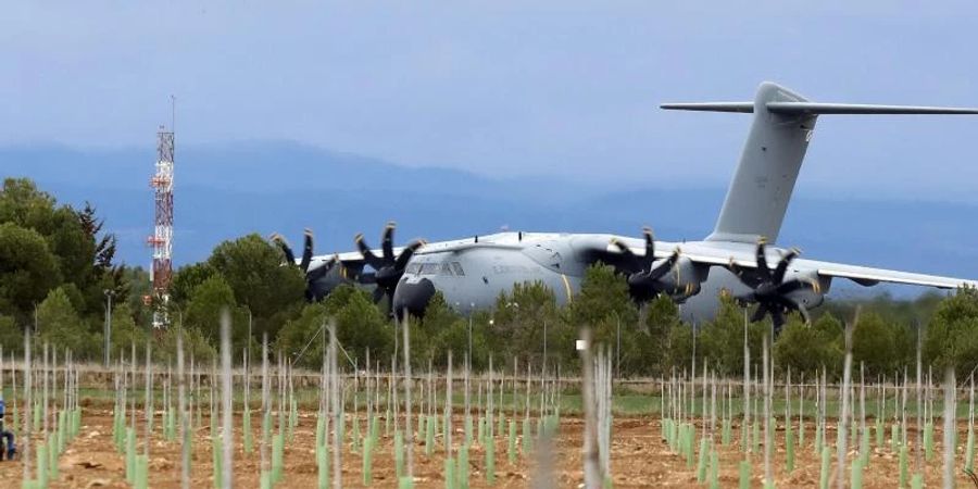 Ein Flugzeug der spanischen Luftwaffe holt am Freitag die Waffenlieferung für die Ukraine ab. Foto: Luis Vizcaíno/EUROPA PRESS/dpa