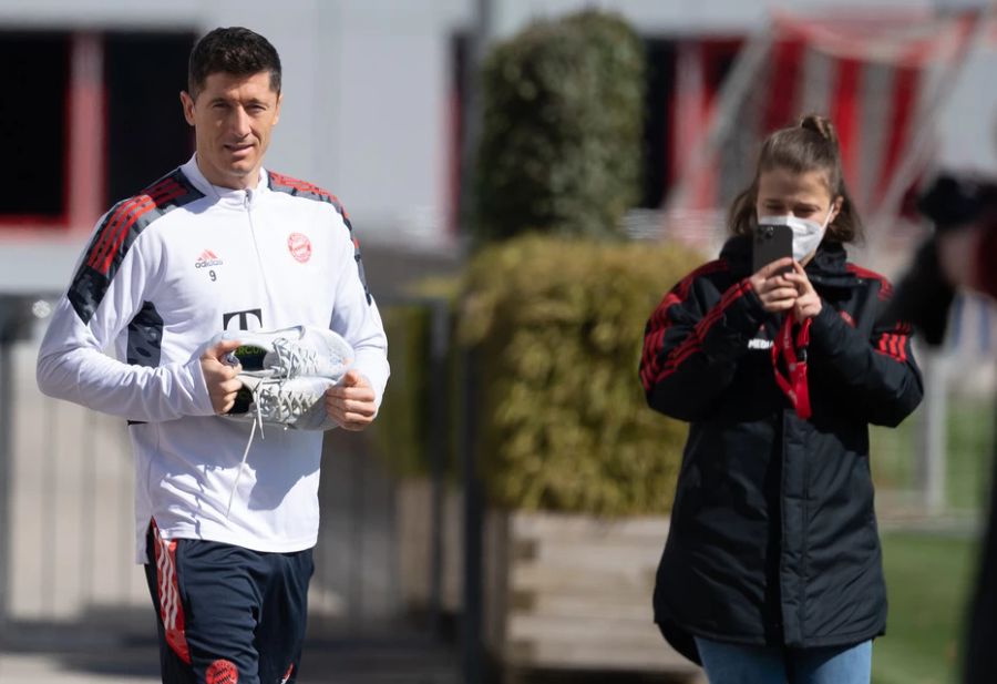 Beim Abschlusstraining von Bayern München sind alle Augen auf Robert Lewandowski gerichtet.