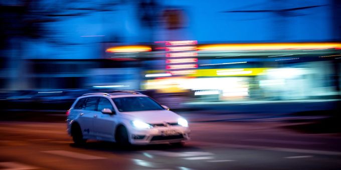 Auch der Dieselpreis liegt in Deutschland inzwischen wieder unter der 2-Euro-Marke. Doch in den Nachbarländern tanken Autofahrer derzeit günstiger. Auch der Dieselpreis liegt in Deutschland inzwischen wieder unter der 2-Euro-Marke. Doch in den Nachbarländern tanken Autofahrer derzeit günstiger.
