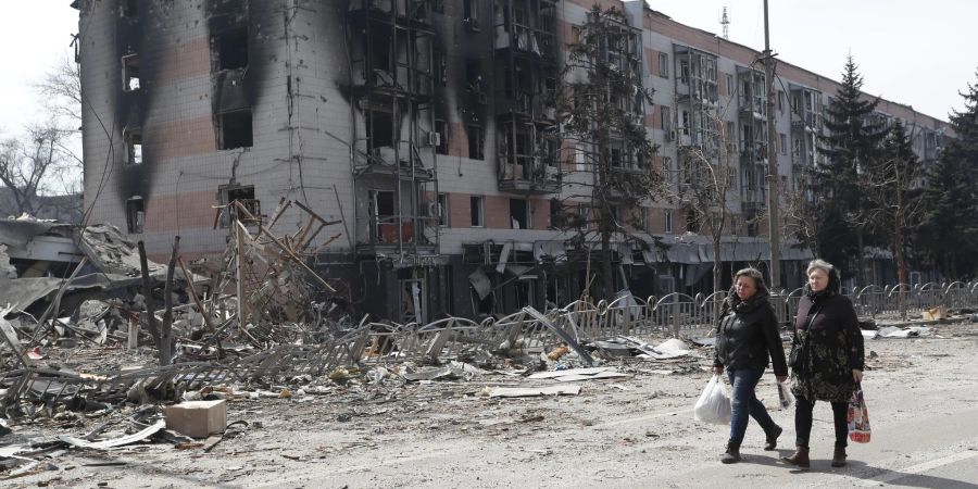 Anwohner sind im zerstörten Mariupol unterwegs.