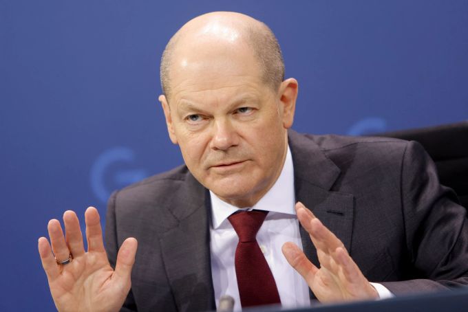 Bundeskanzler Olaf Scholz (SPD) gibt nach einem Treffen der 16 Staats- und Regierungschefs der Bundesländer mit dem Bundeskanzler zur Bekämpfung des Coronavirus eine Pressekonferenz. Foto: Michele Tantussi/Reuters/Pool/dpa +++ dpa-Bildfunk +++ corona
