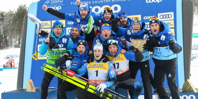 Lucas Chanavat feiert seinen zweiten Rang in Lahti mit seinen Teamkollegen. lucas chanavat