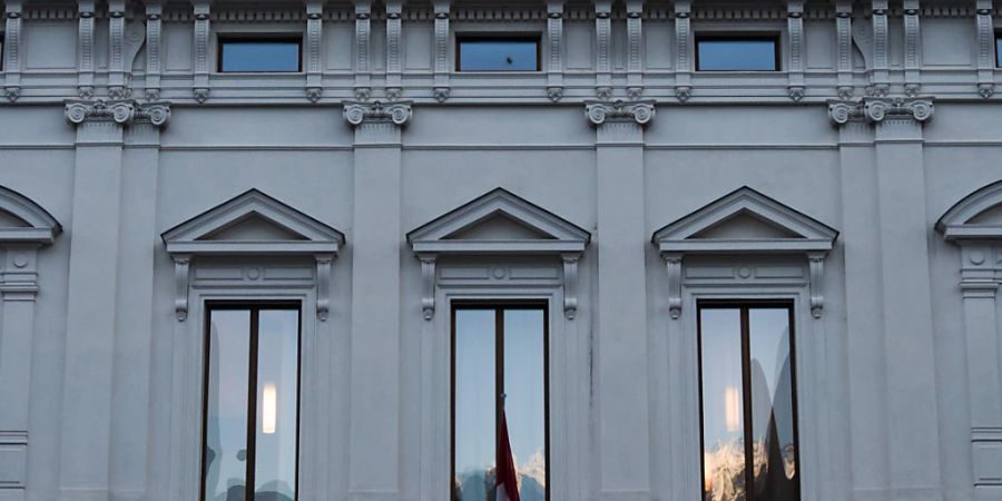 Vor dem Bundesstrafgericht in Bellinzona müssen sich die Grossbank Credit Suisse und weitere Angeklagte wegen Geldwäscherei verantworten. (Archivbild)