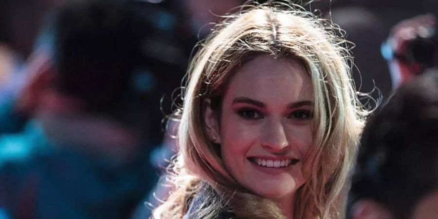 Lily James spielt Pamela Anderson. Foto: Christopher Jue/EPA/dpa