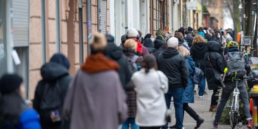 Die Schlangen vor den PCR-Teststellen sind in vielen Städten oft lang. Daher sollen künftig bestimmte Personengruppen priorisiert werden. Foto: Monika Skolimowska/dpa-Zentralbild/dpa