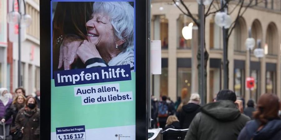 «Impfen hilft. Auch allen, die du liebst» - Die Sieben-Tage-Inzidenz ist indes wieder leicht gestiegen. Foto: Oliver Berg/dpa