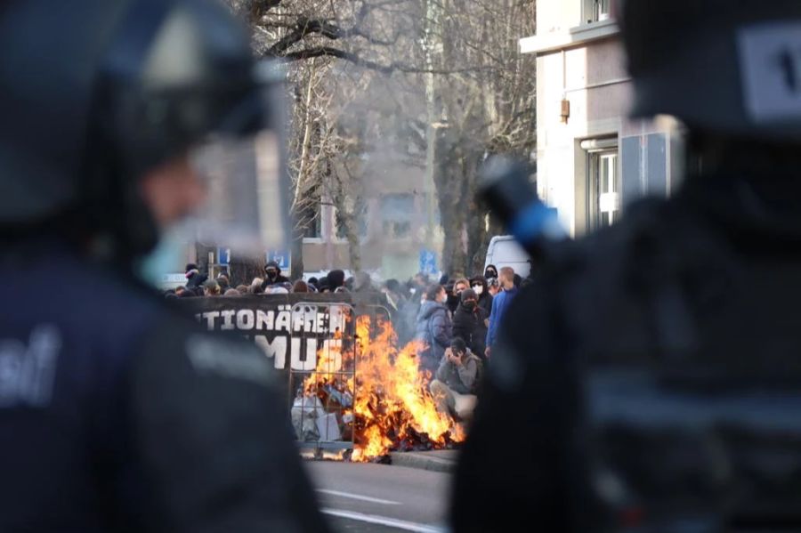 Wiederholt wurden Strassensperren errichtet und auch angezündet.