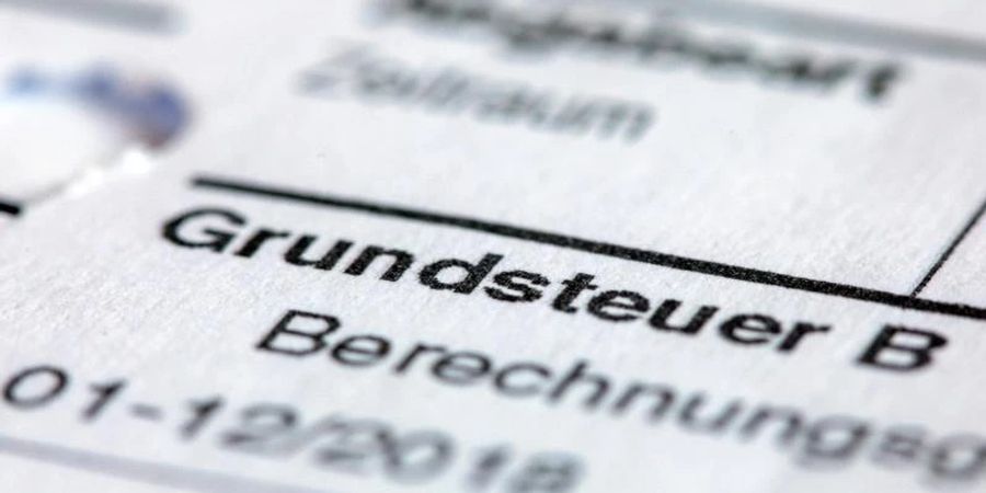 Ein Abgabenbescheid für die Entrichtung der Grundsteuer. Foto: Jens Büttner/dpa