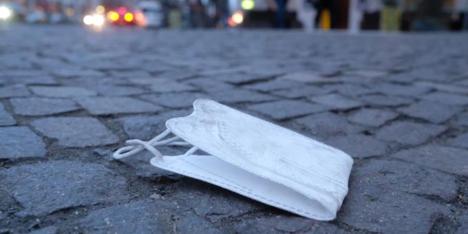 An vielen Orten muss man ab sofort keine Masken mehr tragen. masken tragen
