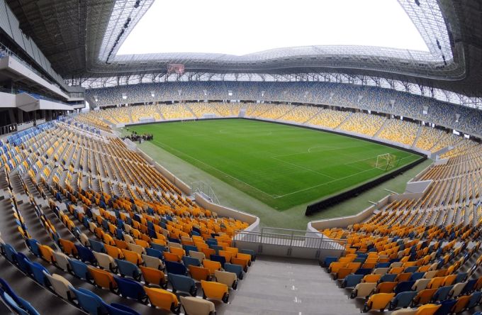 Blick ins Innere des Stadions in Lwiw. Ukraine Krieg