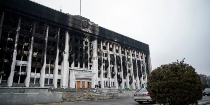 Ausgebrannter Sitz der Stadtverwaltung in Almaty. Almaty Kasachstan