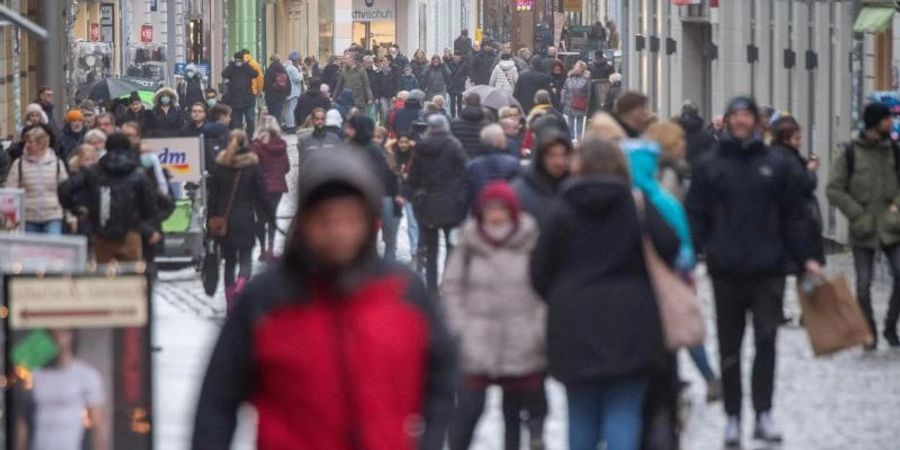 Viele halten die bestehenden Einschränkungen für richtig und ausreichend. Foto: Stefan Sauer/dpa