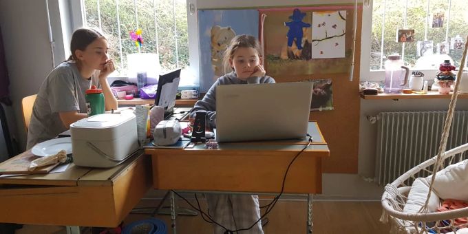 Daliia und Anita sind aus dem Ukraine-Krieg geflüchtet. Jetzt nehmen sie online am Unterricht an der ukrainischen Schule teil. ukraine krieg