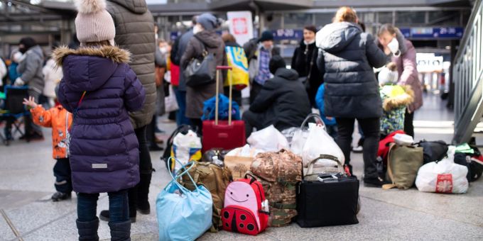 Flüchtlinge an einem Bahnhof. Flüchtlinge aus der Ukraine