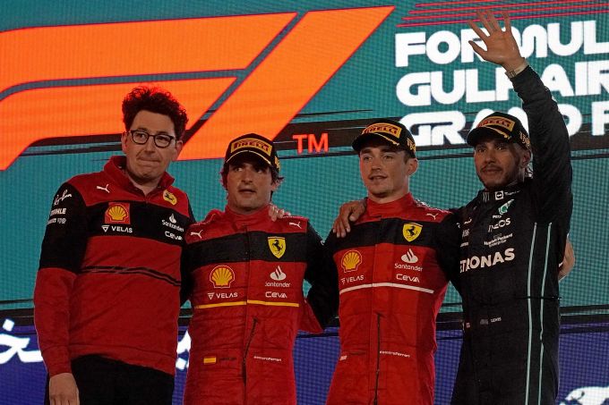 Mattia Binotto, Carlos Sainz, Charles Leclerc (Ferrari) und Lewis Hamilton (Mercedes) feiern nach dem Bahrain-GP der Formel 1. Ferrari Bahrain Formel 1